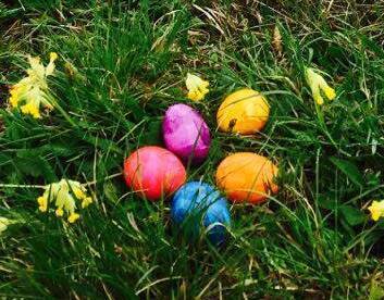 Bild vergr&ouml;&szlig;ern: Bunte Ostereier auf Wiese