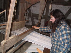 Bild vergr&ouml;&szlig;ern: Am Sonntag, 6. Oktober, werden im Freilichtmuseum Neuhausen zwei Hemden versteigert, die von den Museumsweberinnen wie Gisela Stier (Foto) wie einst in reiner Handarbeit hergestellt worden war. Der Erl&ouml;s geht an einen guten Zweck.
