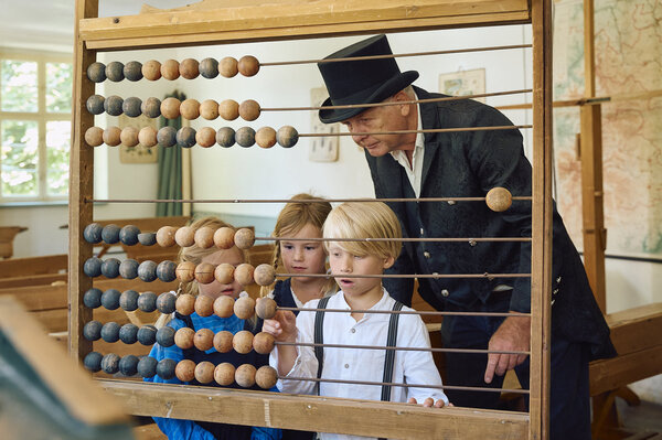 Bild vergr&ouml;&szlig;ern: Dorfschulmeister am Abakus