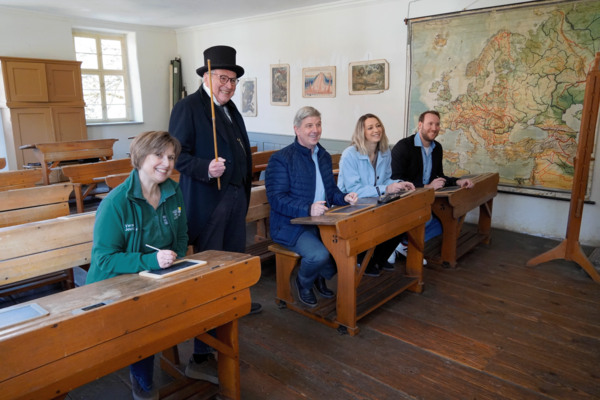 Unter der Aufsicht von Dorfschulmeister Erwin Ulmer (2. von links) wappnen sich Museumsleiterin Vera Jovic-Burger, Landrat Stefan B&auml;r, B&uuml;rgermeisterin Marina Jung und Amtsleiter Nils Bambusch (von links) mit Tafel und Griffel f&uuml;r die neue Museumssaison.