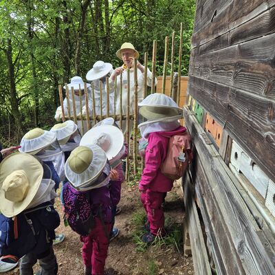Bild vergr&ouml;&szlig;ern: Imker mit Kindern im Freilichtmuseum