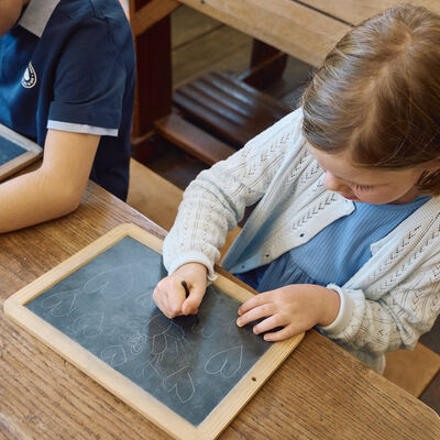 Bild vergr&ouml;&szlig;ern: Kind mit Schultafel