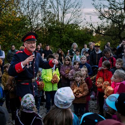 Dorfpolizist leitet die Kinder f&uuml;r den R&uuml;bengeisterumzug an.